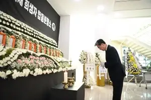 대전 화재 희생자 합동분향소 찾은 김태흠 “근본적 대책 마련해야”