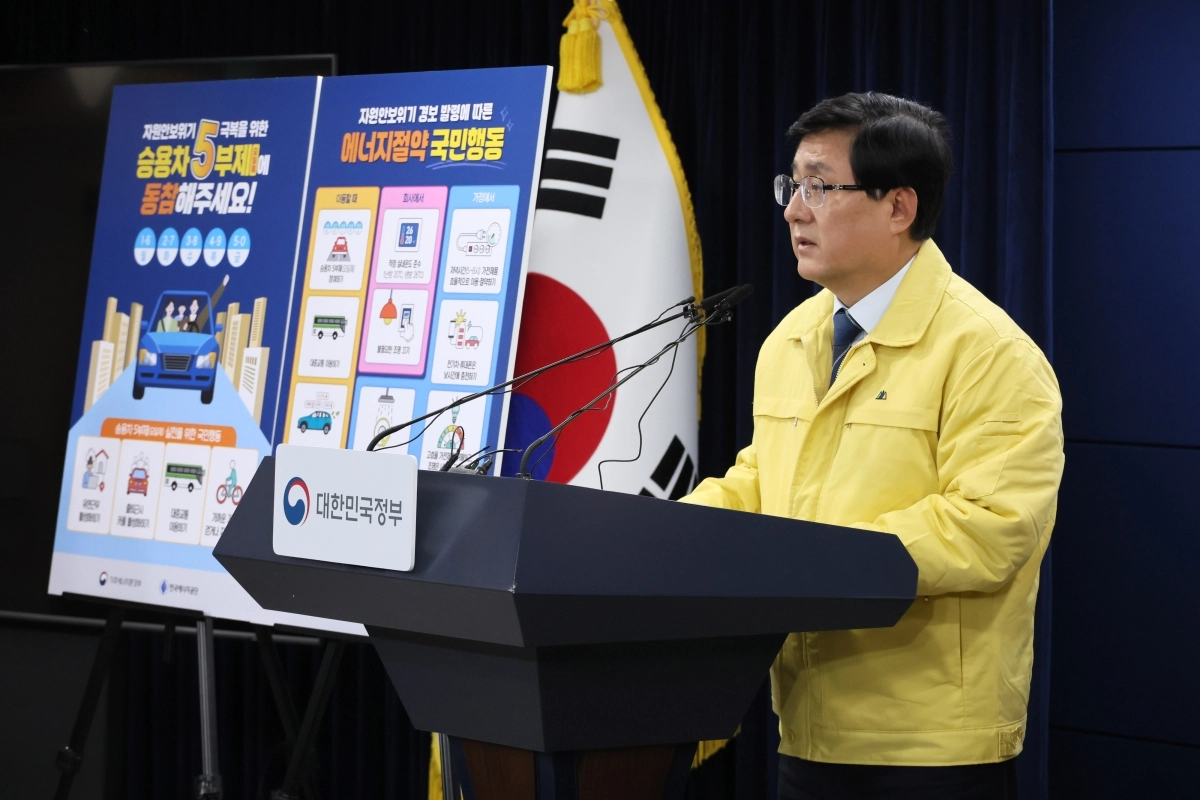 김성환 기후에너지환경부 장관이 24일 서울 종로구 정부서울청사에서 중동 상황에 따른 에너지 절약 조치를 발표하고 있다. 2026.3.24 연합뉴스