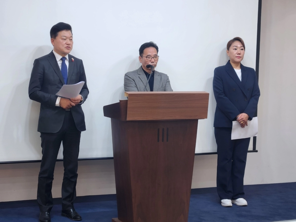 명태균씨로부터 고소를 당한 신용한(왼쪽)지방시대위원회 부위원장이 24일 배후설을 제기하고 있다. 남인우 기자