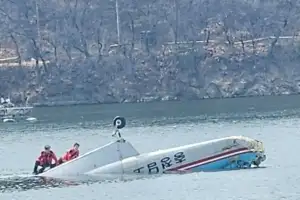 천안서 산불 진화 헬기 추락… 조종사 2명 구조·헬기 인양