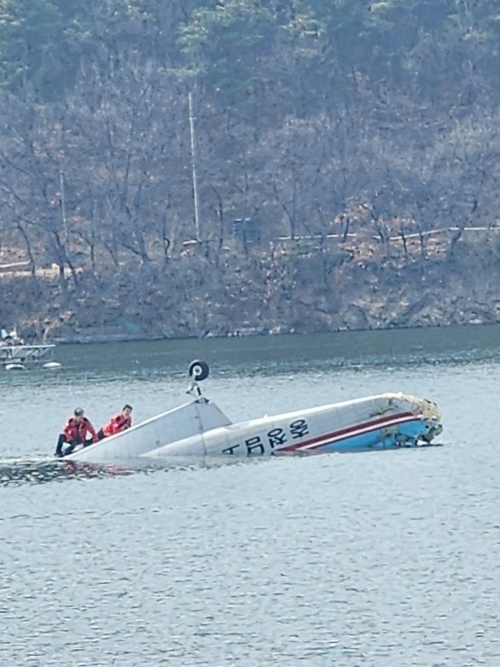 24일 13시 34분쯤 충남 천안 풍년저수지에서 산불 진화를 위해 담수 중이던 산불 진화 헬기가 추락했다. 독자 제공