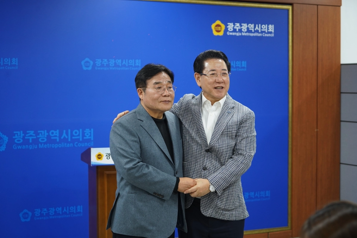 이병훈 민주당 호남발전특위 수석부위원장(왼쪽)이 24일 김영록 민주당 전남광주특별시장 예비후보와 손을 맞잡고 연대를 선언하고 있다. 김영록 예비후보 사무소 제공