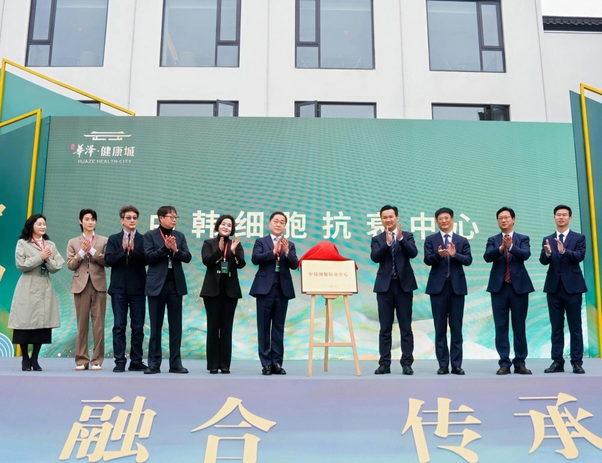 (중국 황산 화택 종합 병원 개원식에 현판식을 진행 루체비타 김민회장, 김시은 대표, 제이, 셀러블 153 서운영 병원장, 줄기세표 권위자 임재승 박사, O셀 병원 김수연 병원장, 중국 화택 종합 병원 김영귀 병원장, 부원장들)