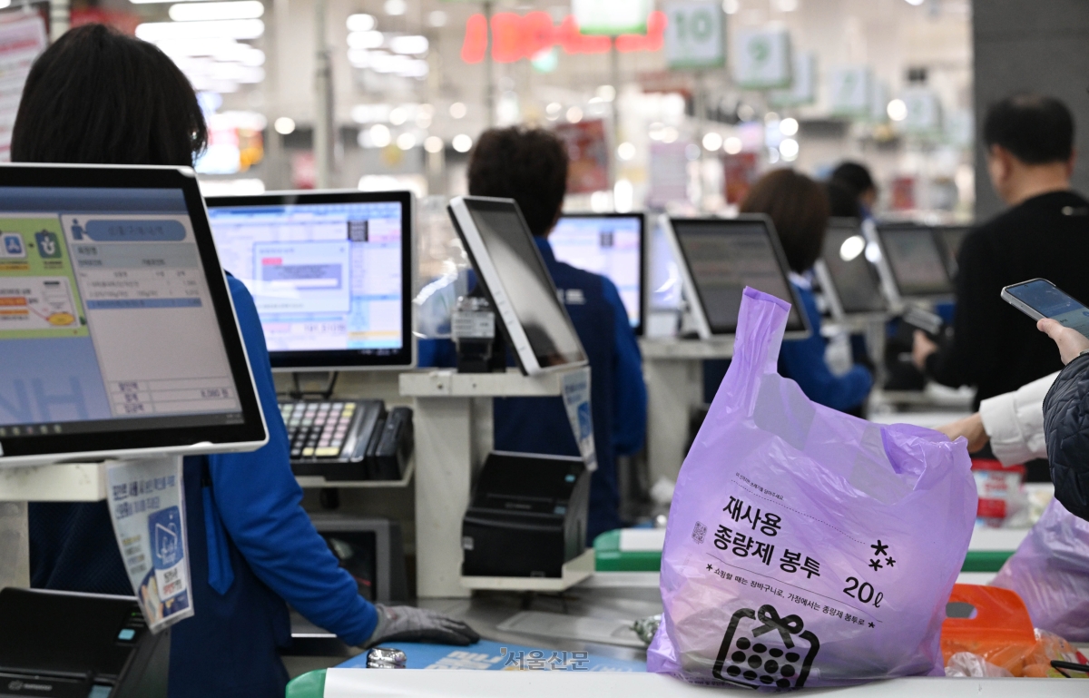 24일 서울시내 한 대형마트에서 시민들이 종량제 봉투를 구매하고 있다. 미국·이스라엘과 이란 간 전쟁 여파로 ‘나프타’ 공급이 불안정해지면서 비닐 수급에 비상이 걸렸다. 비닐의 핵심 원료인 나프타 수급 불안 우려가 이어지면서 소비자들의 종량제 봉투 구매 수요가 급증하고 있다. 2026.3.24 홍윤기 기자