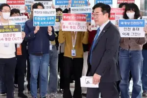 ‘공항 통합’ 논란에 인천공항 찾은 박찬대 “통합 반대”