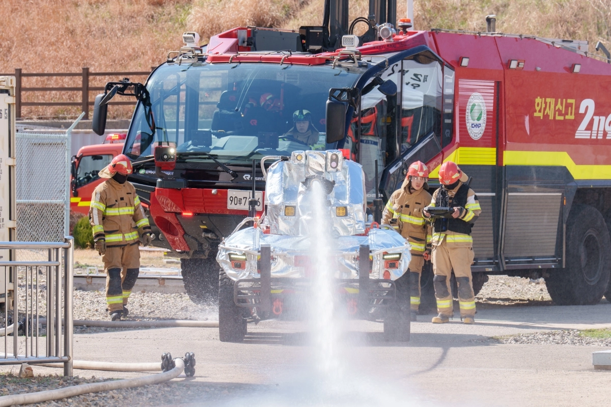 경북 경주시 한국수력원자력 월성원자력본부에서 24일 진행 된 화재 진압 훈련에서 무인소방로봇 ‘HR-쉐르파’가 물줄기를 쏘고 있다. 한국수력원자력 월성원자력본부 제공