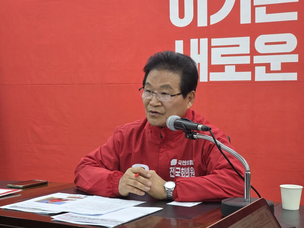 대구 달서구청장 선거에 나선 김용판 전 의원이 24일 오후 대구 수성구 국민의힘 대구시당에서 기자회견을 열고 경쟁 후보들의 단일화를 비판하고 있다. 2026.3.24. 대구 민경석 기자
