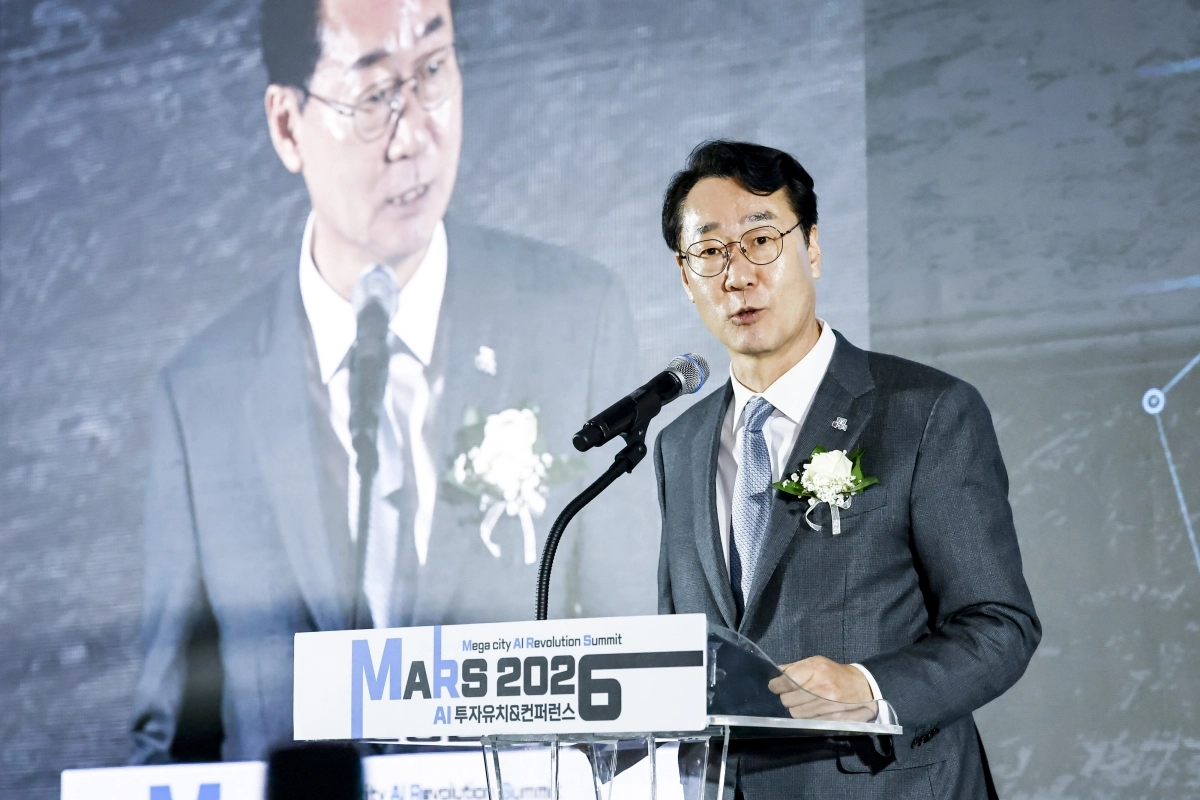 24일 정명근 화성시장이 ‘MARS 2026 투자유치 ＆ 컨퍼런스 개회식’에서 AI 도시 화성의 비전에 대해 설명하고 있다. (화성시 제공)