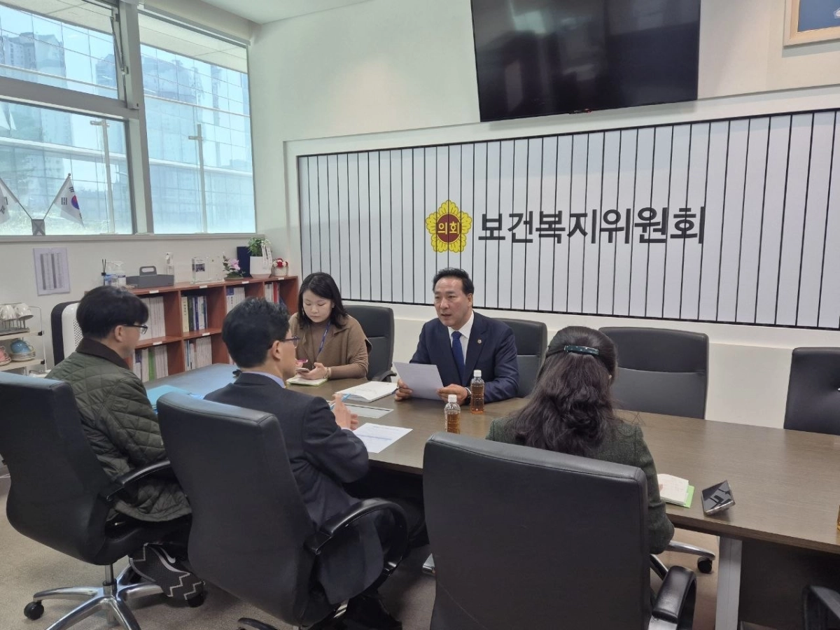 김용성 의원이 27일 돌봄통합지원법 시행을 앞두고, 금철완 경기도 복지국장 및 관계 공무원들과 함께 추진 현황을 최종 점검하고 있다.(사진=경기도의회)