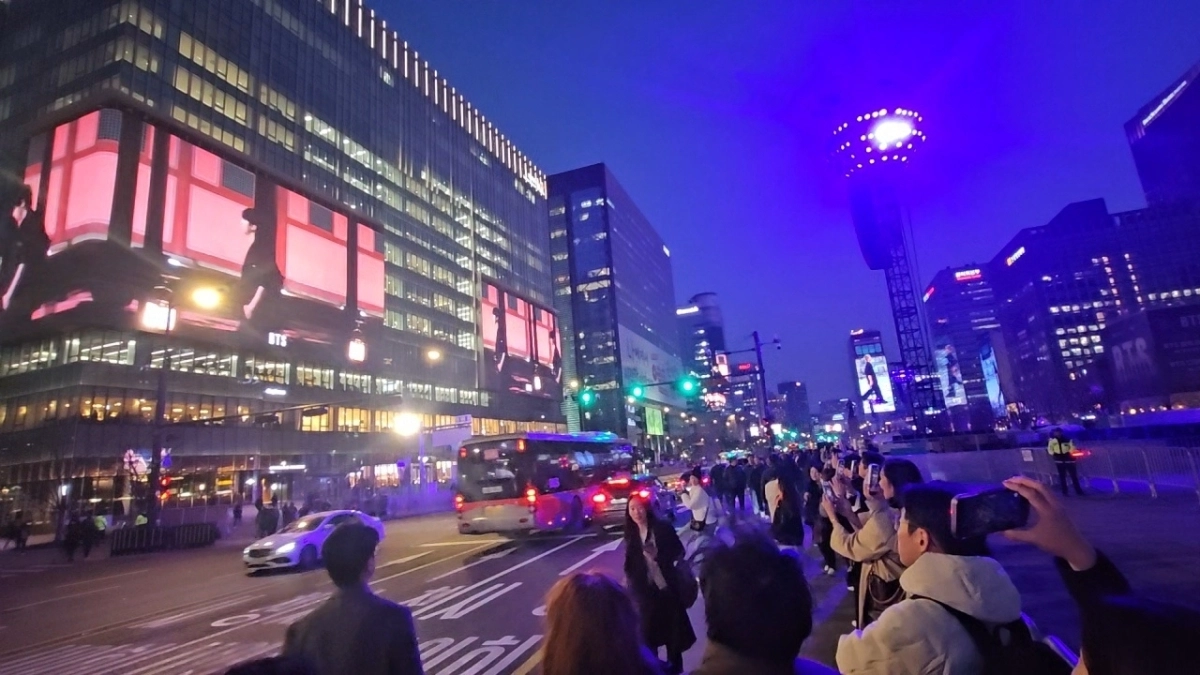 지난 21일 광화문스퀘어에 방탄소년단(BTS) 스페셜 필름이 송출되고 있다. 종로구 제공