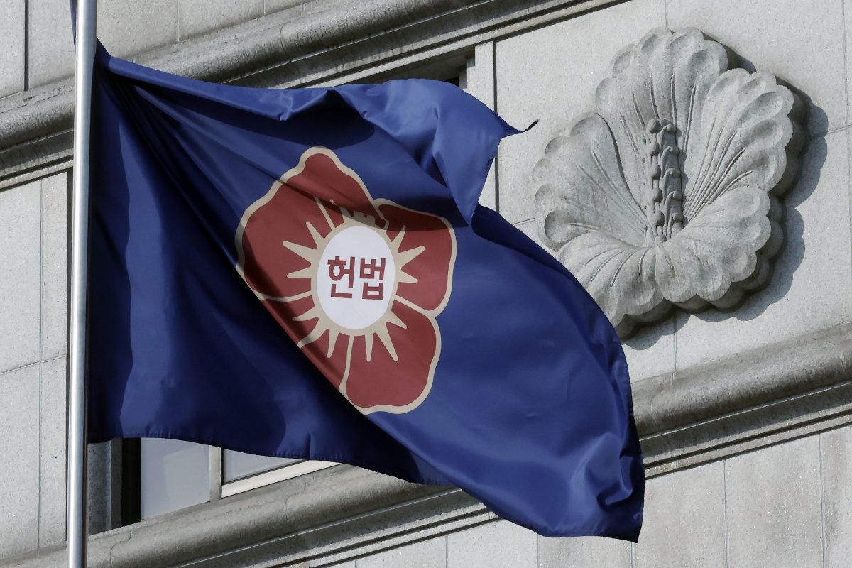 24일 서울시 종로구 재동 헌법재판소 게양대에 걸린 헌법재판소 깃발이 바람에 휘날리고 있다. 2026.3.24 뉴스1