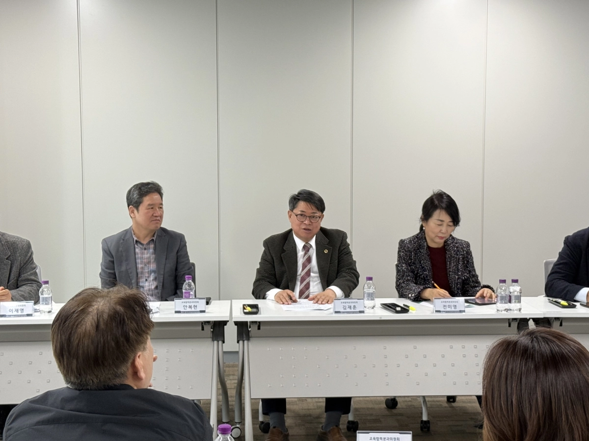 김재훈 의원이 24일 경기도교육청 남부청사에서 개최된 ‘제5차 경기도 교육정책자문위원회 교육협력분과 회의에 참석해 경기공유학교 운영 현황 및 발전 방향을 논의하고 있다.(사진=경기도의회)