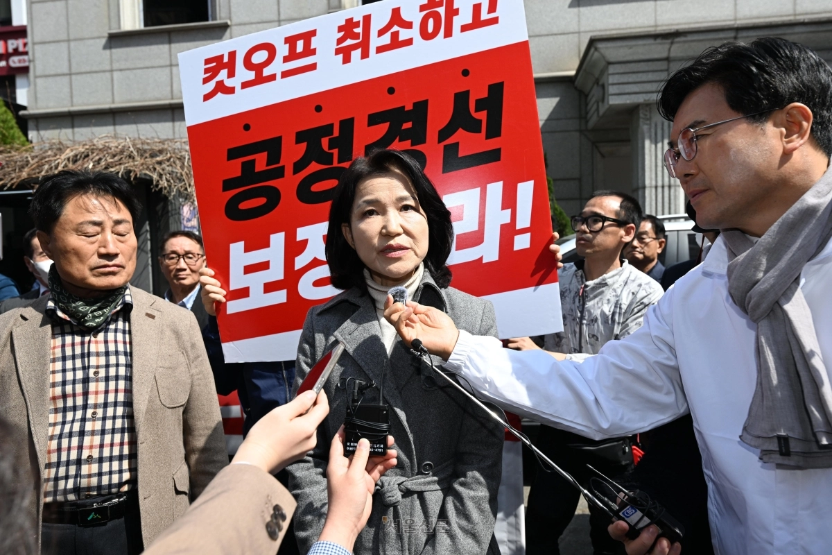 국민의힘 대구시장 경선에서 컷오프(공천 배제)된 이진숙(가운데) 전 방송통신위원장이 24일 여의도 국민의힘 중앙당사 앞에서 발언하는 모습. 도준석 전문기자