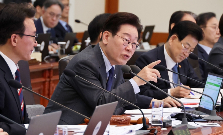 이재명 대통령이 24일 청와대에서 열린 국무회의에서 범부처 비상대응체제 가동을 정부에 주문하고 있다. 연합뉴스
