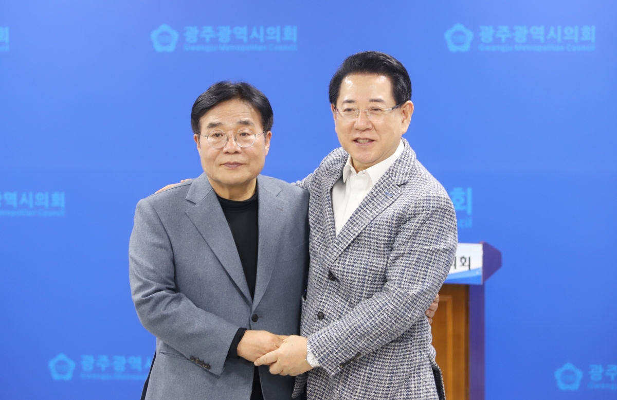 이병훈 민주당 호남발전특위 수석부위원장이 24일 광주시의회에서 기자회견을 열고 김영록 예비후보 지지를 선언하고 있다.