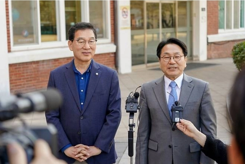 신정훈(왼쪽)과 강기정(오른쪽) 전남광주통합특별시장 예비후보가 23일 천주교광주대교구청에서 기자회견을 하고 있다.