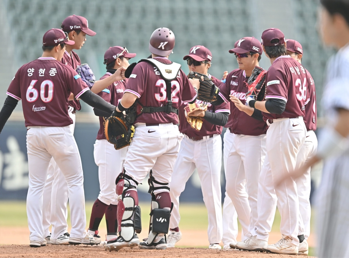 키움 히어로즈 선수들이 24일 서울 잠실구장에서 열린 프로야구 시범경기 최종전 LG 트윈스와 맞대결을 승리한 뒤 함께 모여 자축하고 있다. 2026.3.24 스포츠서울 최승섭 기자