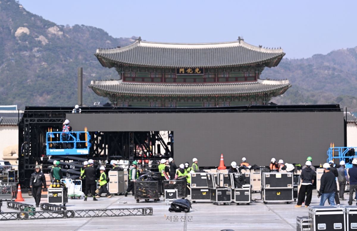 방탄소년단(BTS)의 서울 광화문광장 공연을 마친 22일 관계자들이 서울 광화문 일대에서 무대 및 관람석 해체작업을 하고 있다. 2026.3.22. 도준석 전문기자