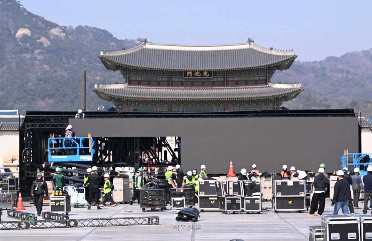 방탄소년단(BTS)의 서울 광화문광장 공연을 마친 22일 관계자들이 서울 광화문 일대에서 무대 및 관람석 해체작업을 하고 있다. 2026.3.22. 도준석 전문기자