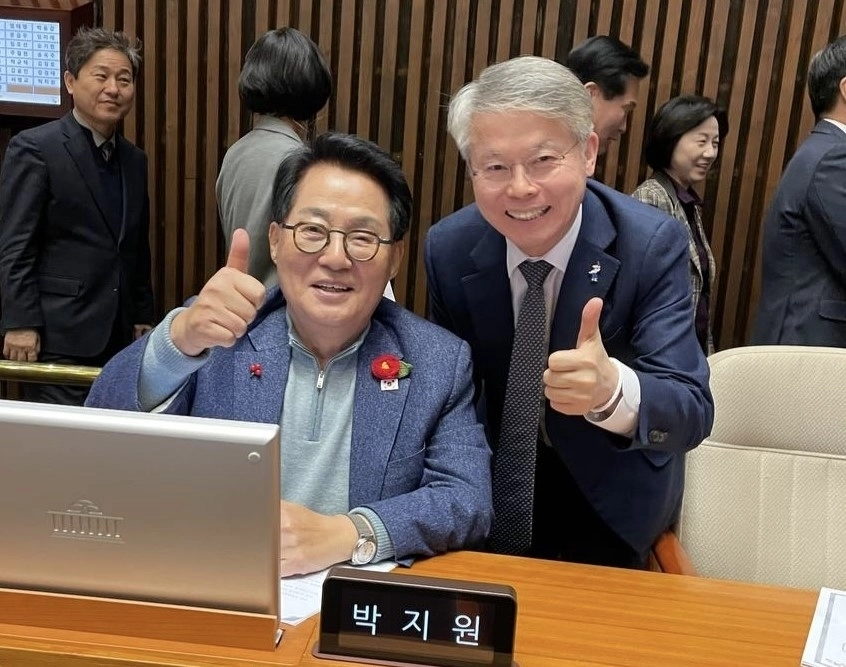 박지원 의원(왼쪽)과 민형배 의원이 국회에서 다정한 모습으로 포즈를 취하고 있다. 민형배 후보 경선사무소 제공