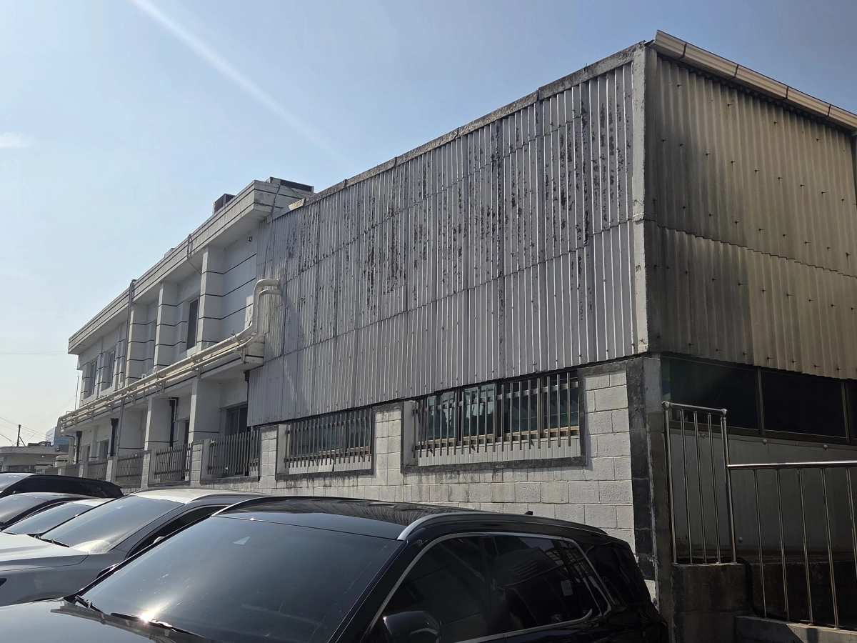 대전 자동차부품 제조업체 ‘안전공업’이 운영하는 대화공장 건물 외관. 안쪽에는 설비 라인을 비롯해 ‘중이층’(층과 층 사이에 만든 공간) 구조물이 가득한 것으로 알려졌다. 지난 20일 이곳과 약 10㎞ 떨어진 안전공업  동관에서 불이나 사상자 74명이 나왔다. 김신우 수습기자