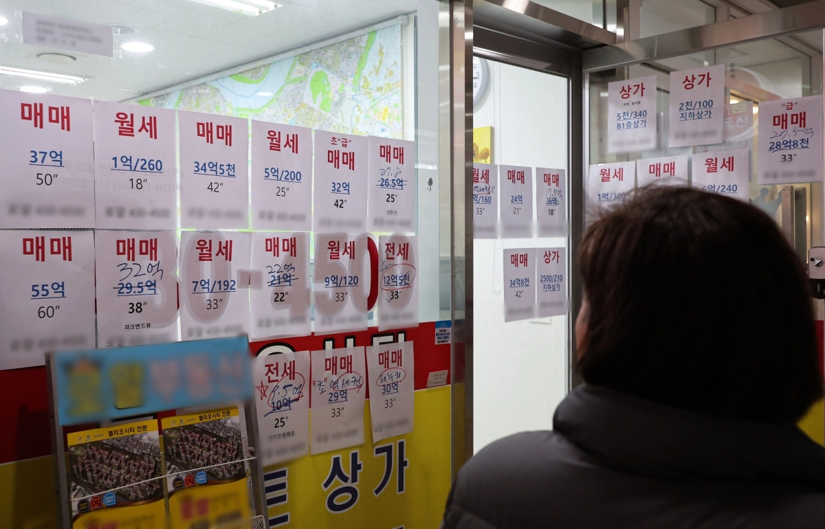 [서울=뉴시스] 권창회 기자 = 서울 아파트 전·월세 매물이 감소하면서 기존 임대차 계약을 갱신하는 사례가 급증하고 있다. 전세의 월세화 현상이 가속화하면서 전세 물건을 구하기 어려운 데다, 대출 규제 강화로 매수 여건도 악화되자 세입자들이 기존 임대차 계약을 연장하면서 갱신 계약이 늘었다는 분석이다.  24일 서울 시내 한 부동산 중개업소에 매물 정보가 걸려 있다. 2026.03.24. kch0523@newsis.com