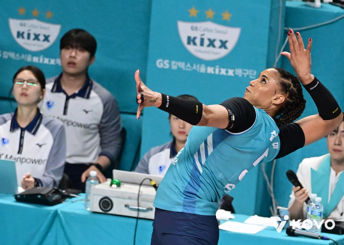 GS칼텍스의 실바가 24일 서울 장충체육관에서 열린 흥국생명과의 준플레이오프에서 스파이크를 날리고 있다. 한국배구연맹 제공