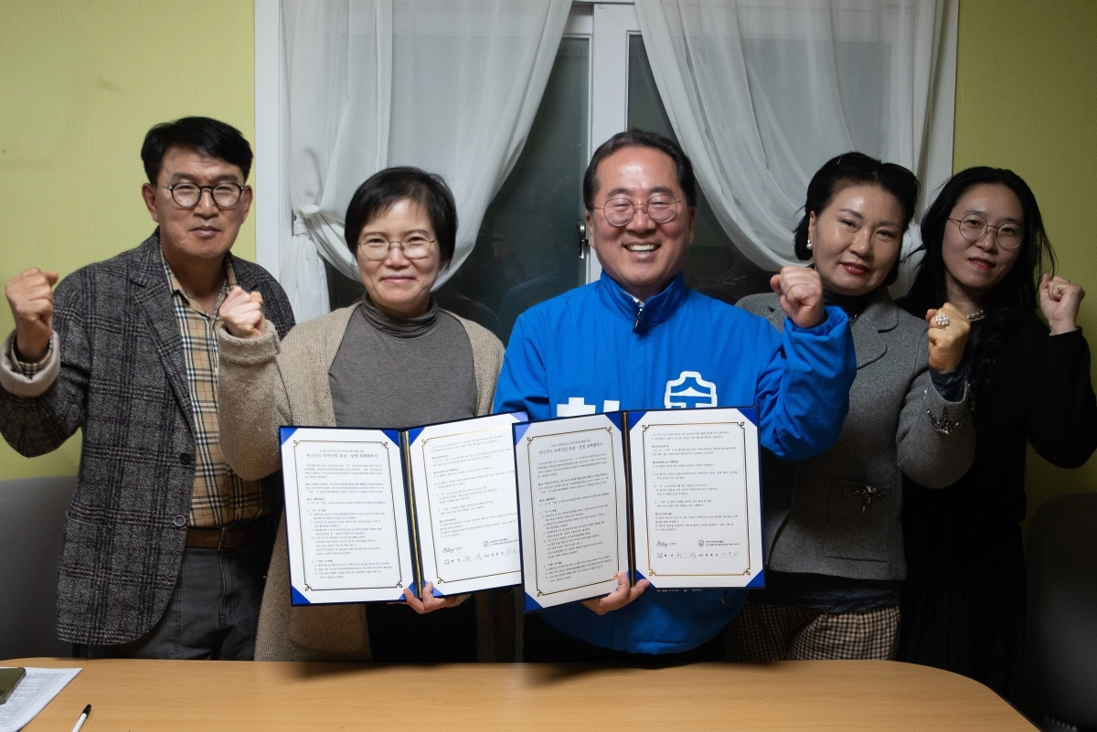 허석 순천시장 예비후보와  관내 숙박업계 관계자들이 협약식 후 기념사진을 찍고 있다.