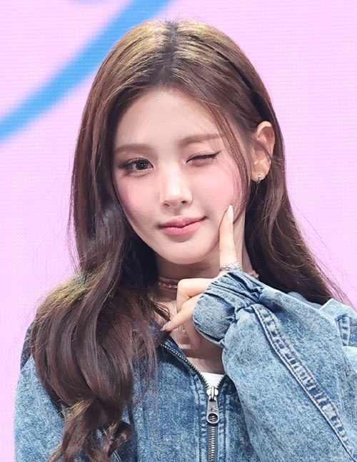 그룹 베이비돈크라이(Baby DONT cry) 이현이 24일 오후 서울 용산구 블루스퀘어 우리WON뱅킹홀에서 가진 미니 1집 ‘애프터 크라이(AFTER CRY)’ 발매 기념 쇼케이스에서 포즈를 취하고 있다.<br> 2026.3.24<br>뉴스1
