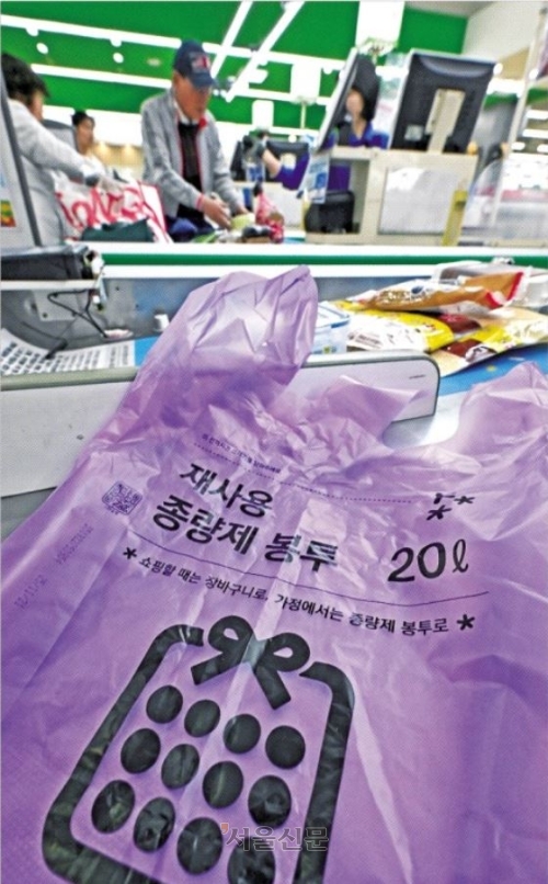 서울 시내 한 대형마트 계산대에 24일 종량제 봉투가 놓여 있다. 이란 전쟁 여파로 비닐봉지와 포장지 등을 만드는 원료인 나프타가 부족해지자 생활필수품인 종량제 봉투의 품귀 현상이 우려되고 있다. 홍윤기 기자
