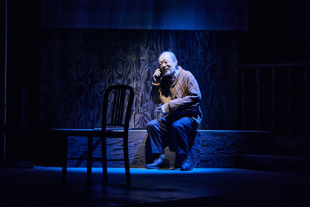 장진 감독은 현역 최고령 배우 신구의 연기에 깊은 인상을 받아 ‘불란서 금고’ 극본을 썼다. 전설적인 금고털이로 알려진 맹인 기술자를 연기하는 신구는 세상 이치를 꿰뚫는 현자 같은 말투와 대사로 극의 중심을 잡는다.  장차·파크컴퍼니 제공