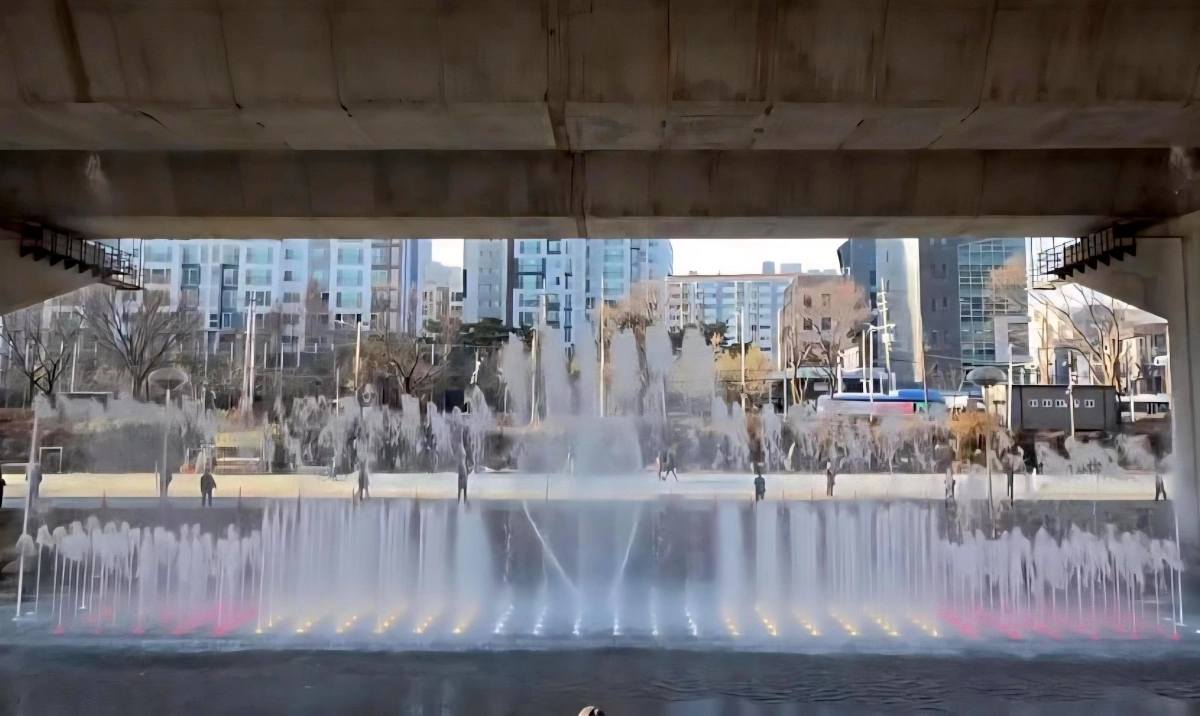 서울 서대문구 홍제천 연가교 인근 음악분수가 지난 23일 시범 가동되며 물줄기를 내뿜고 있다. 서대문구 제공