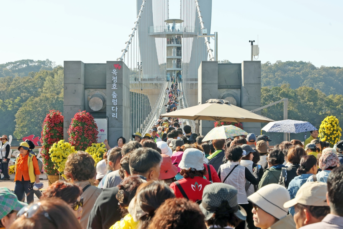 전북 임실군 옥정호 붕어섬 출렁다리가 전국에서 찾아온 관광객들로 붐비고 있다.  임실군 제공