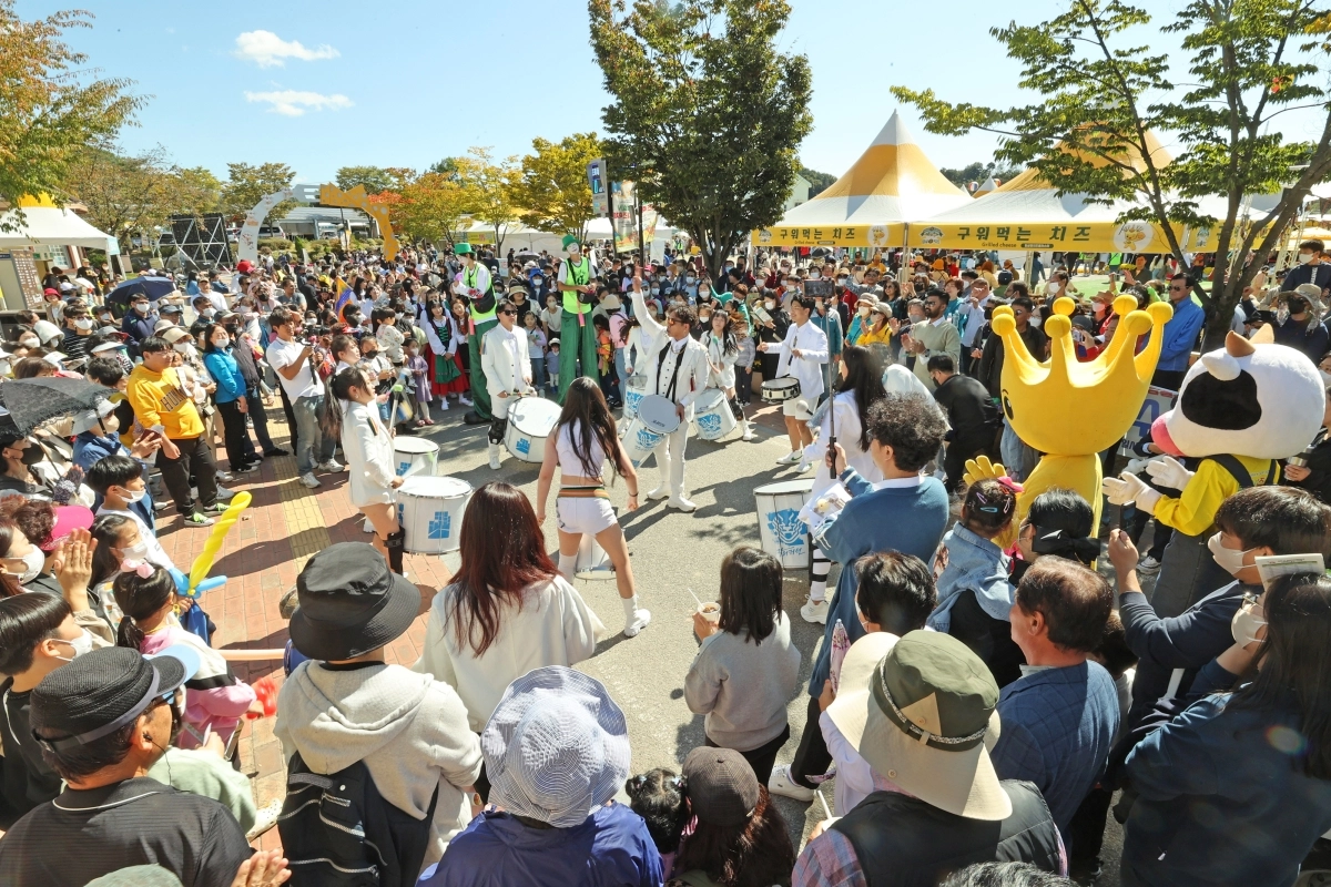 임실N치즈축제를 찾은 관광객들이 풍성한 체험행사를 즐기고 있다.  임실군 제공