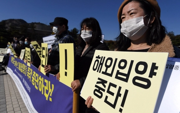 한국미혼모가족협회 등 미혼모, 입양인 관련 단체 회원들이 2020년 11월 4일 서울 종로구 청와대 앞 분수대 광장에서 정부에 해외 입양 중단을 촉구하는 기자회견을 하고 있다. 헤이그국제아동입양협약은 양육이 어렵다면 국내 입양을 고려하고 해외 입양은 마지막 선택지로서 비영리 원칙하에 운영해야 한다고 규정한다. 서울신문 DB