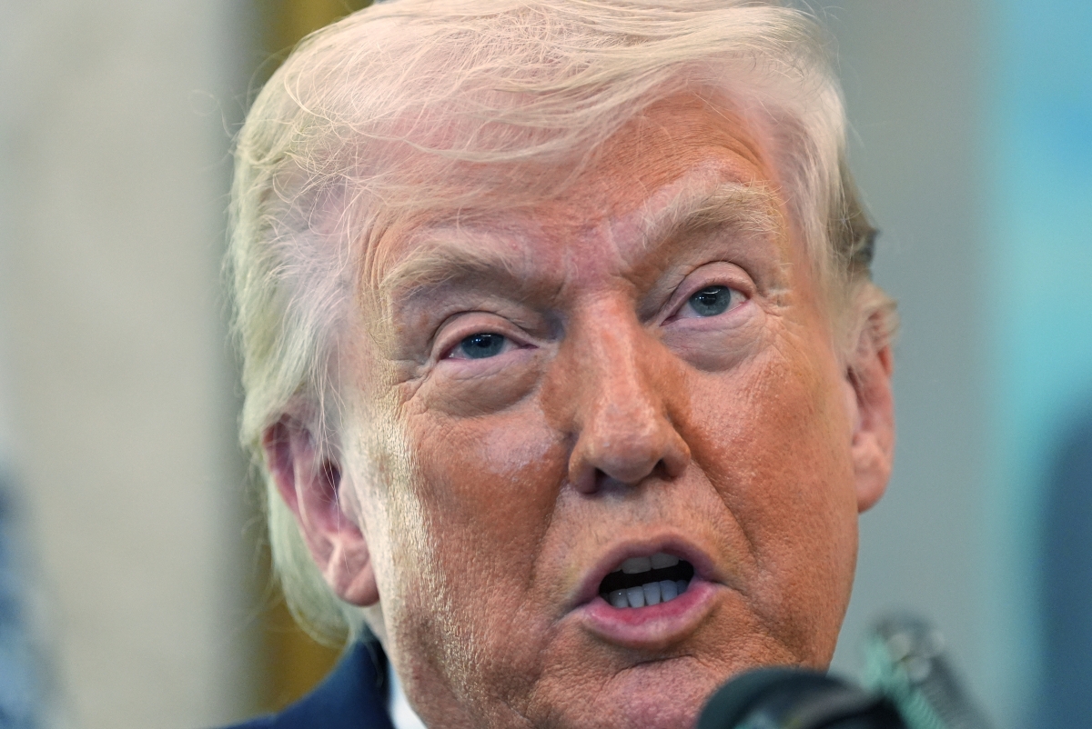 도널드 트럼프 미국 대통령이 2026년 3월 24일 워싱턴 백악관 집무실(오벌오피스)에서 열린 마크웨인 멀린 국토안보부 장관 취임 선서식에서 발언하고 있다. AP 뉴시스