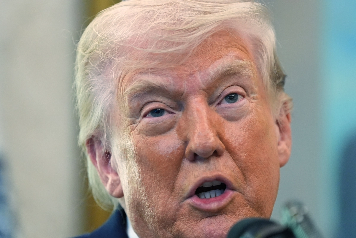 도널드 트럼프 미국 대통령이 2026년 3월 24일 워싱턴 백악관 집무실(오벌오피스)에서 열린 마크웨인 멀린 국토안보부 장관 취임 선서식에서 발언하고 있다. AP 뉴시스