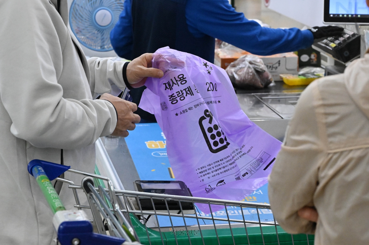 24일 서울시내 한 대형마트에서 시민들이 종량제 봉투를 구매하고 있다. 미국·이스라엘과 이란 간 전쟁 여파로 ‘나프타’ 공급이 불안정해지면서 비닐 수급에 비상이 걸렸다. 비닐의 핵심 원료인 나프타 수급 불안 우려가 이어지면서 소비자들의 종량제 봉투 구매 수요가 급증하고 있다. 2026.3.24 홍윤기 기자