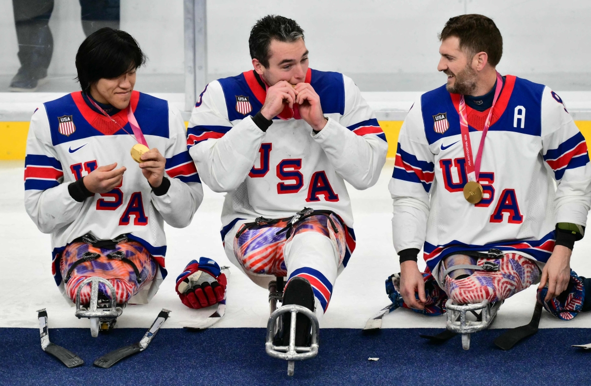 ‘2026 밀라노·코르티나담페초 동계패럴림픽’  아이스 하키 경기에서 금메달을 목에 건 미국 선수들. AFP 연합뉴스