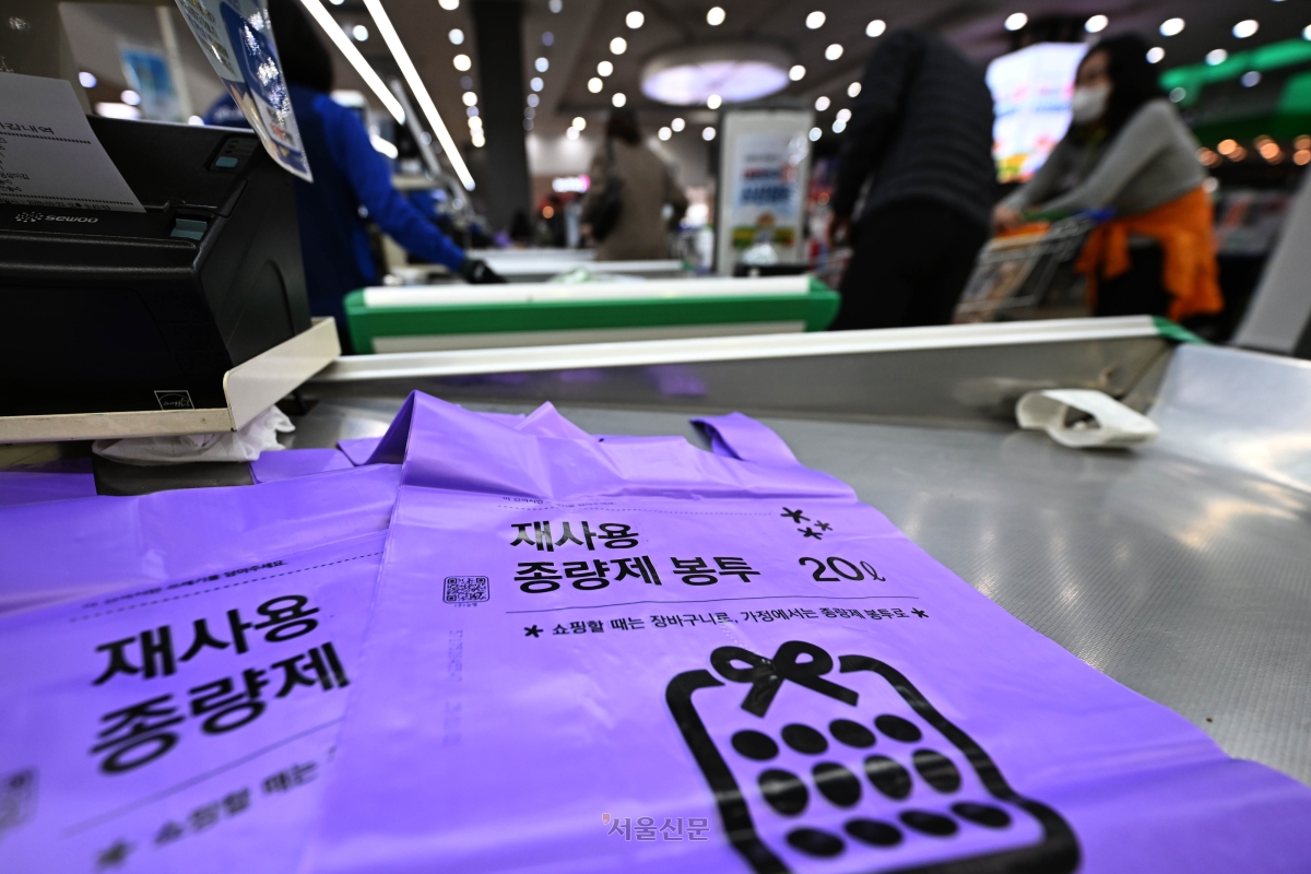 24일 서울시내 한 대형마트에서 시민들이 종량제 봉투를 구매하고 있다. 미국·이스라엘과 이란 간 전쟁 여파로 ‘나프타’ 공급이 불안정해지면서 비닐 수급에 비상이 걸렸다. 비닐의 핵심 원료인 나프타 수급 불안 우려가 이어지면서 소비자들의 종량제 봉투 구매 수요가 급증하고 있다. 2026.3.24 홍윤기 기자