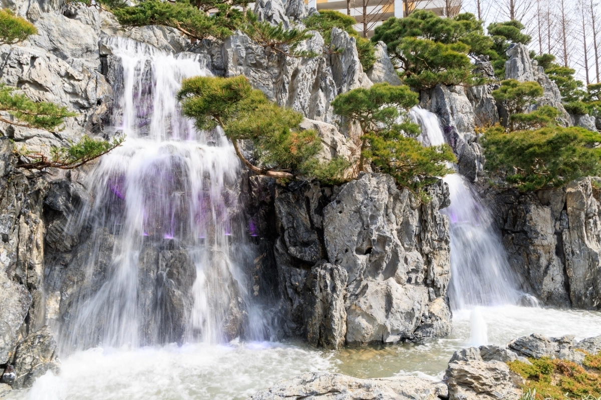 서울 마포구 성산동 성미다리 주변에 설치된 경관폭포의 모습. 마포구 제공