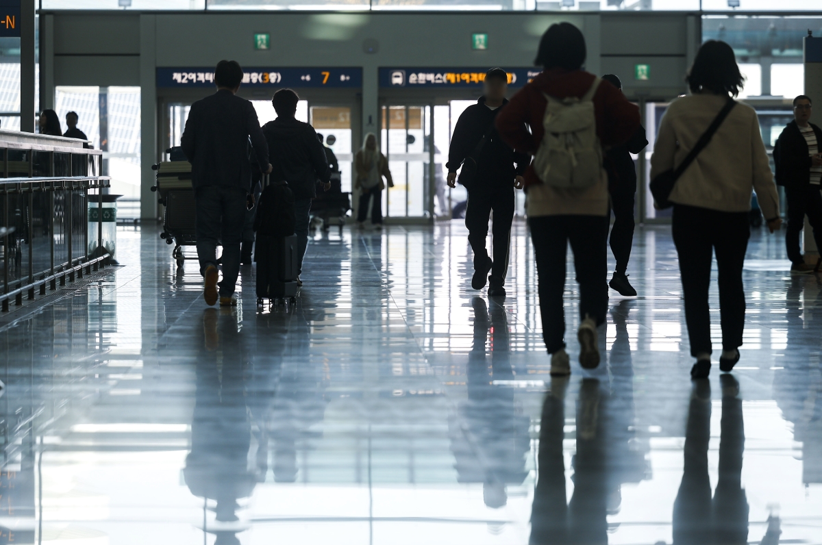 25일 인천국제공항에서 공항이용객들이 이동하고 있다. 뉴시스