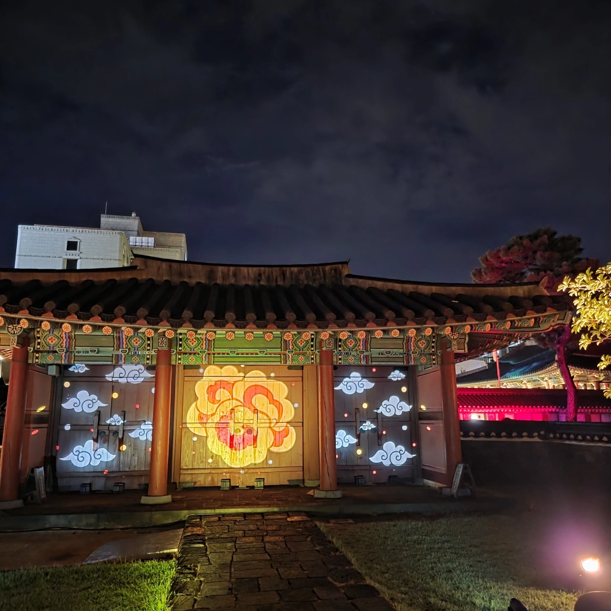 지난해 제주목관아 일대에서 펼쳐진 2025 국가유산 미디어아트 ‘펠롱펠롱 빛 모드락’ 행사. 제주도 제공