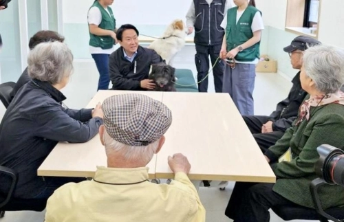 이성헌 서대문구청장이 ‘동물매개치유 프로그램’ 참여자들에게 치료견을 소개하고 있다. 서대문구 제공