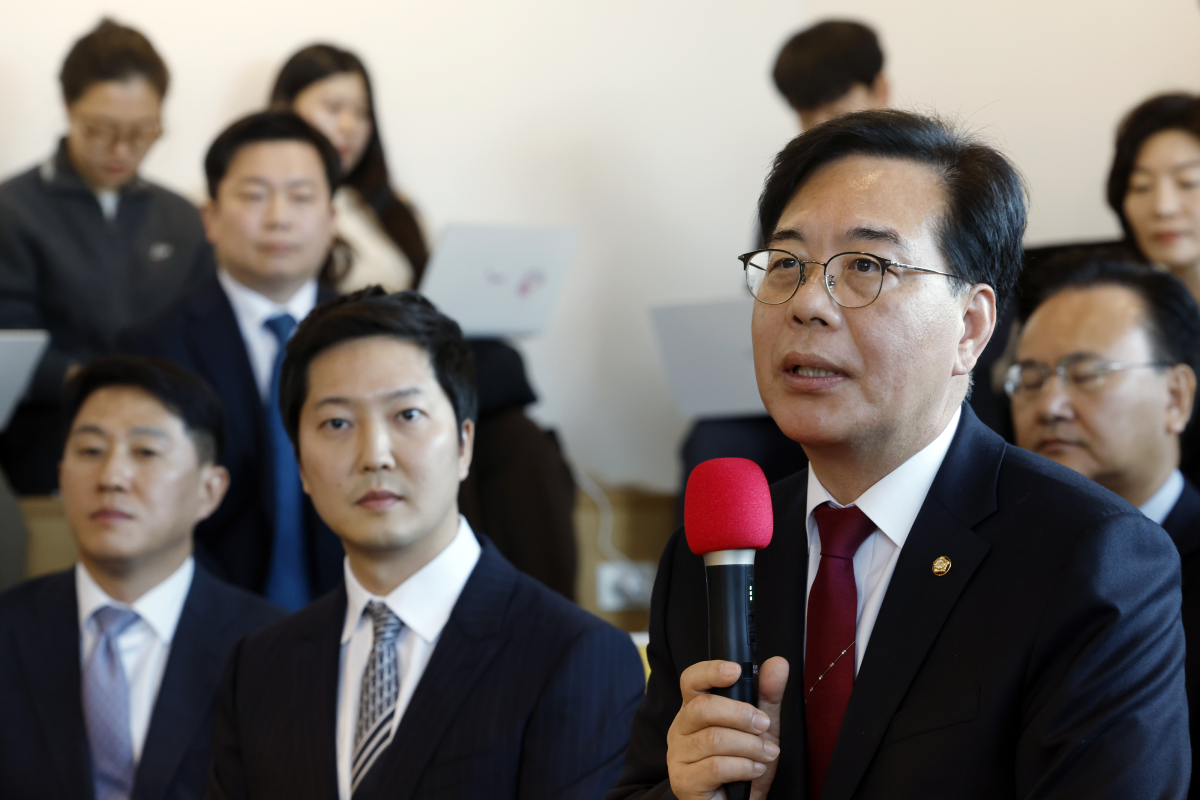송언석 국민의힘 원내대표가 25일 오전 서울시 영등포구 여의대로 디지털자산거래소 코인원에서 열린 디지털자산 과세제도 개선 관련 현장 간담회에서 인사말을 하고 있다. 뉴스1