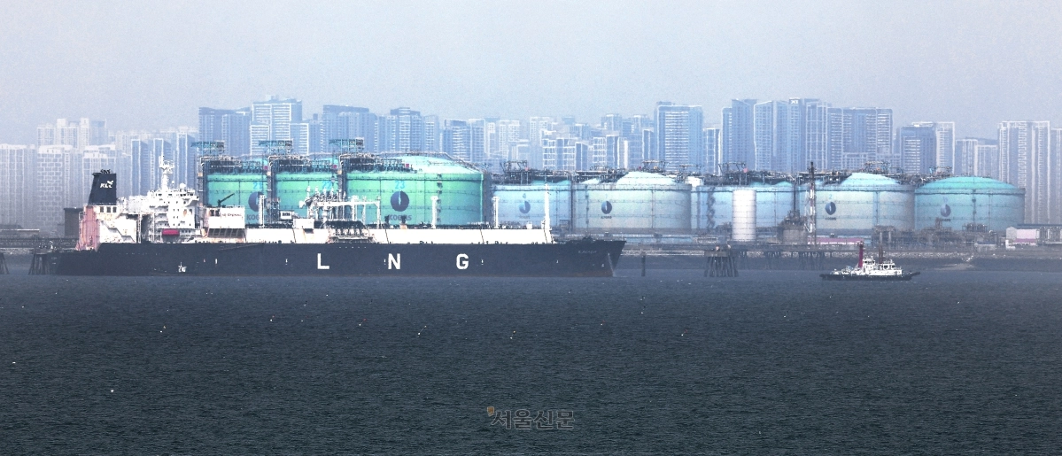 미국과 이스라엘의 공습을 받은 이란이 카타르 액화천연가스(LNG) 시설 피격으로 국내 LNG 공급 차질 우려가 커지고 있다. 23일 안산 단원구의 한 항구에서 국내 최대 규모의 액화천연가스(LNG) 저장능력을 갖추고 있는 인천 송도 한국가스공사 인천생산기지 내 LNG 저장탱크와 운반선이 보인다.  산업통상부는 이란 전쟁 발발 직후 카타르산 LNG가 ‘전면 중단’될 가능성을 염두해 미리 추가 물량을 확보한 상황이다. 연말까지는 충분한 물량이 있다고 판단되지만, 에너지 가격 상승과 장기적으로 수급 압박 가능성이 있어 그 부분을 잘 살피고 있다고 밝혔다. 연합뉴스