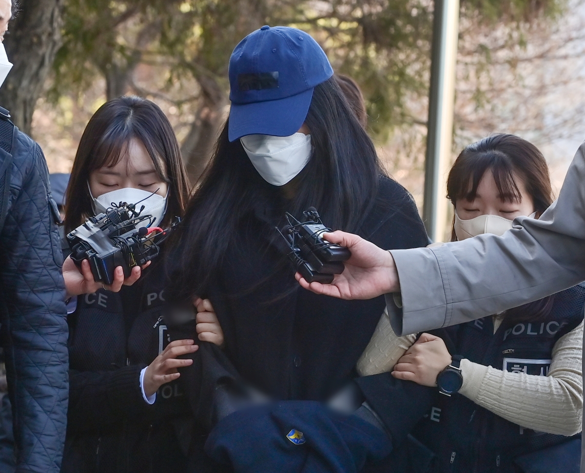 세 살배기 딸을 학대해 숨지게 한 30대 여성 A씨가 19일 경기 안산시 단원구 수원지법 안산지원에서 열린 구속 전 피의자 심문(영장실질심사)에 출석하고 있다. 2026.3.19 공동취재