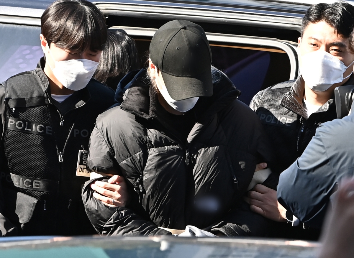 세 살배기 딸을 학대해 숨지게 한 30대 여성 A씨를 도와 시신을 야산에 유기한 혐의를 받는 30대 남성 B씨가 19일 경기 안산시 단원구 수원지법 안산지원에서 열린 구속 전 피의자 심문(영장실질심사)에 출석하고 있다. 2026.3.19 공동취재