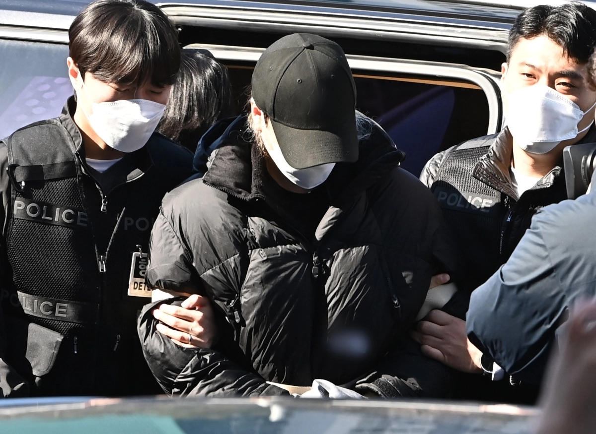 세 살배기 딸을 학대해 숨지게 한 30대 여성 A씨를 도와 시신을 야산에 유기한 혐의를 받는 30대 남성 B씨가 19일 경기 안산시 단원구 수원지법 안산지원에서 열린 구속 전 피의자 심문(영장실질심사)에 출석하고 있다. 2026.3.19 공동취재