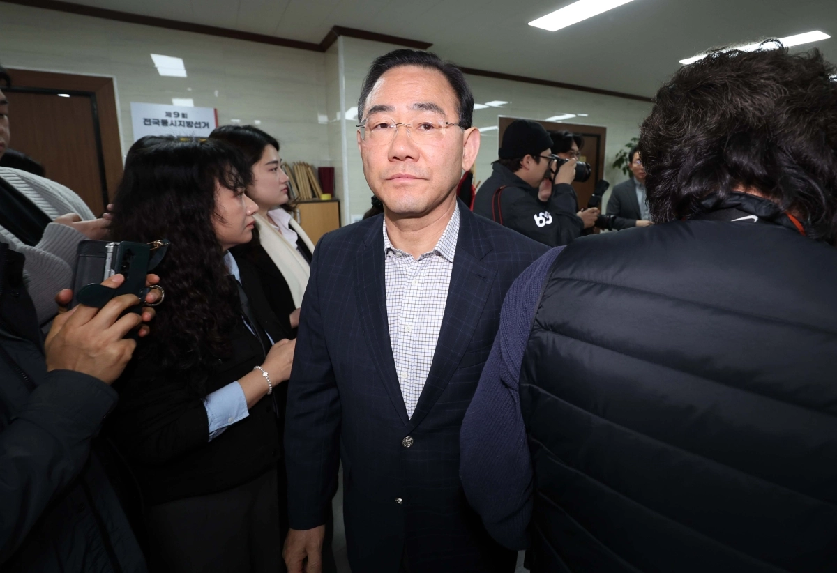 장동혁 대표 만나고 나오는 주호영 의원